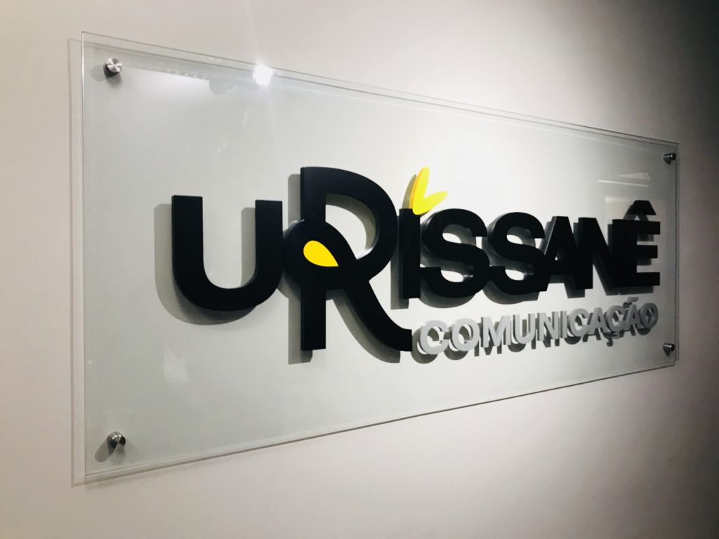 Painel de vidro com Logo em MDF | Lotus Sign Comunicação Visual