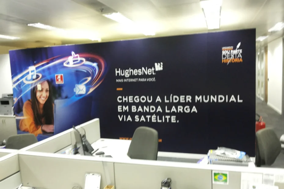 Escritório da HughesNet em Pinheiros com adesivos de parede personalizados
