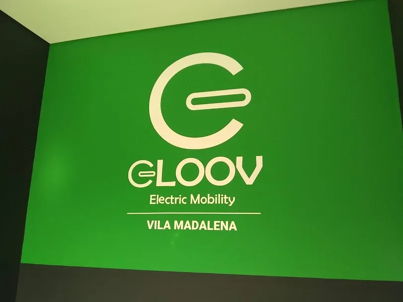 Adesivo com logo da Gloov