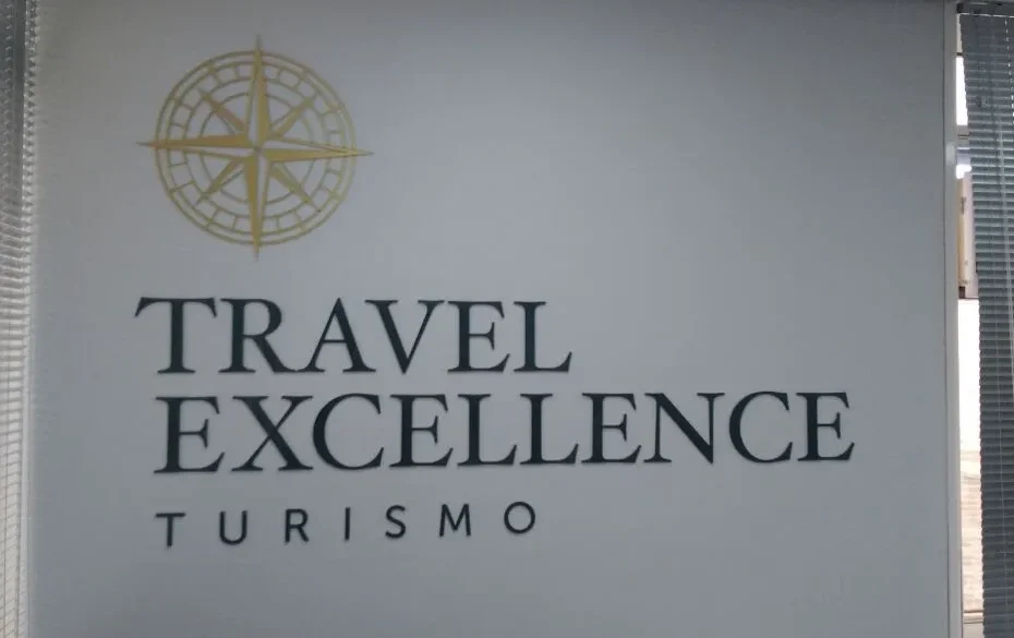 Letra-caixa em acrílico Travel Excellence
