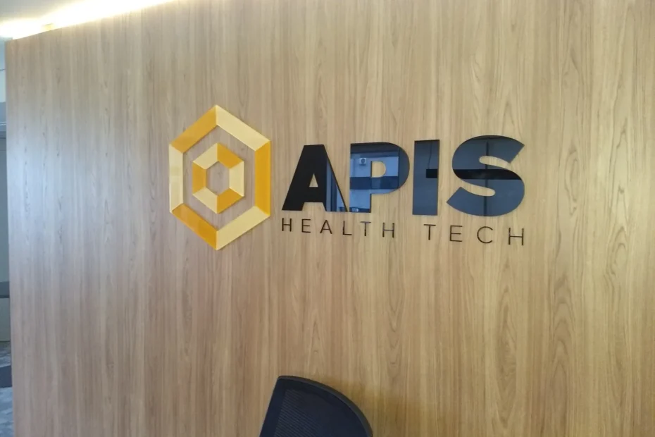 Letra caixa em acrílico de 10mm na recepção da empresa Apis Health Tech