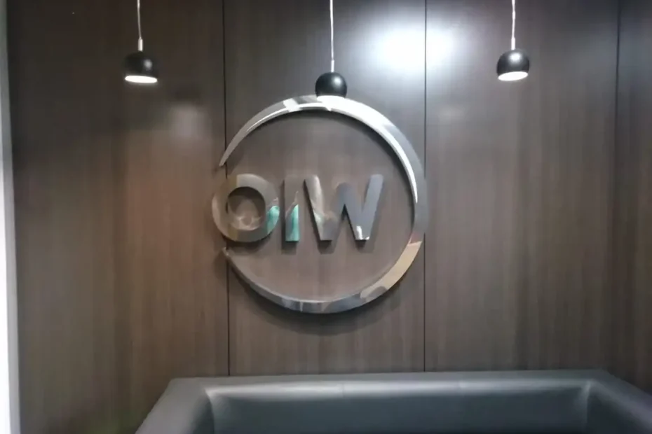Logo em aço polido para empresa Oiw Telecom