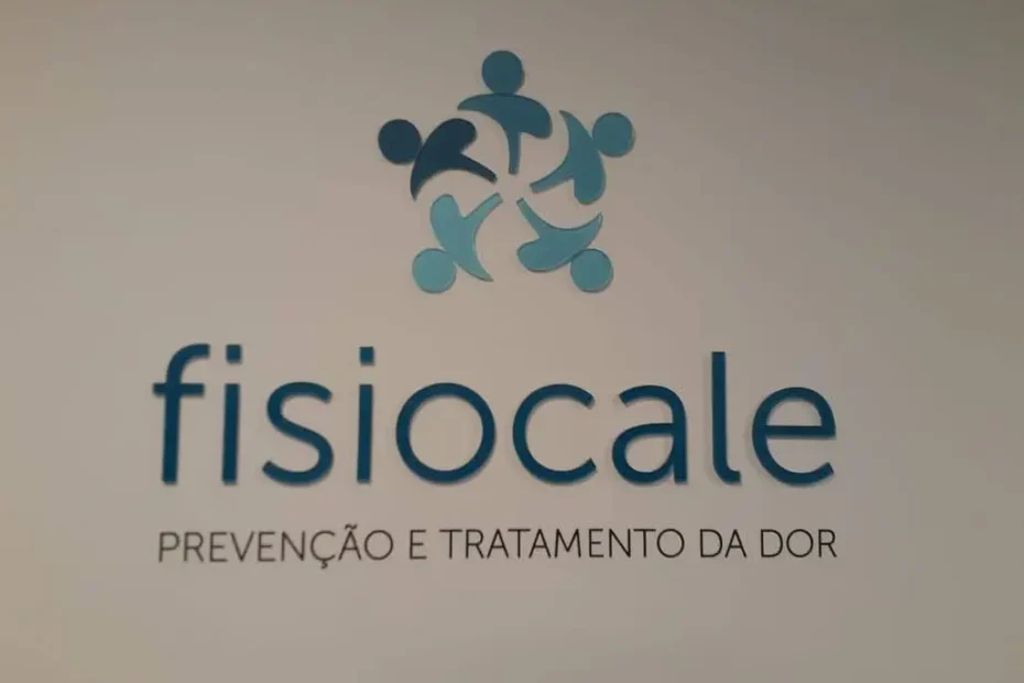 Logotipo em acrílico cristal pintado para clínica de fisioterapia