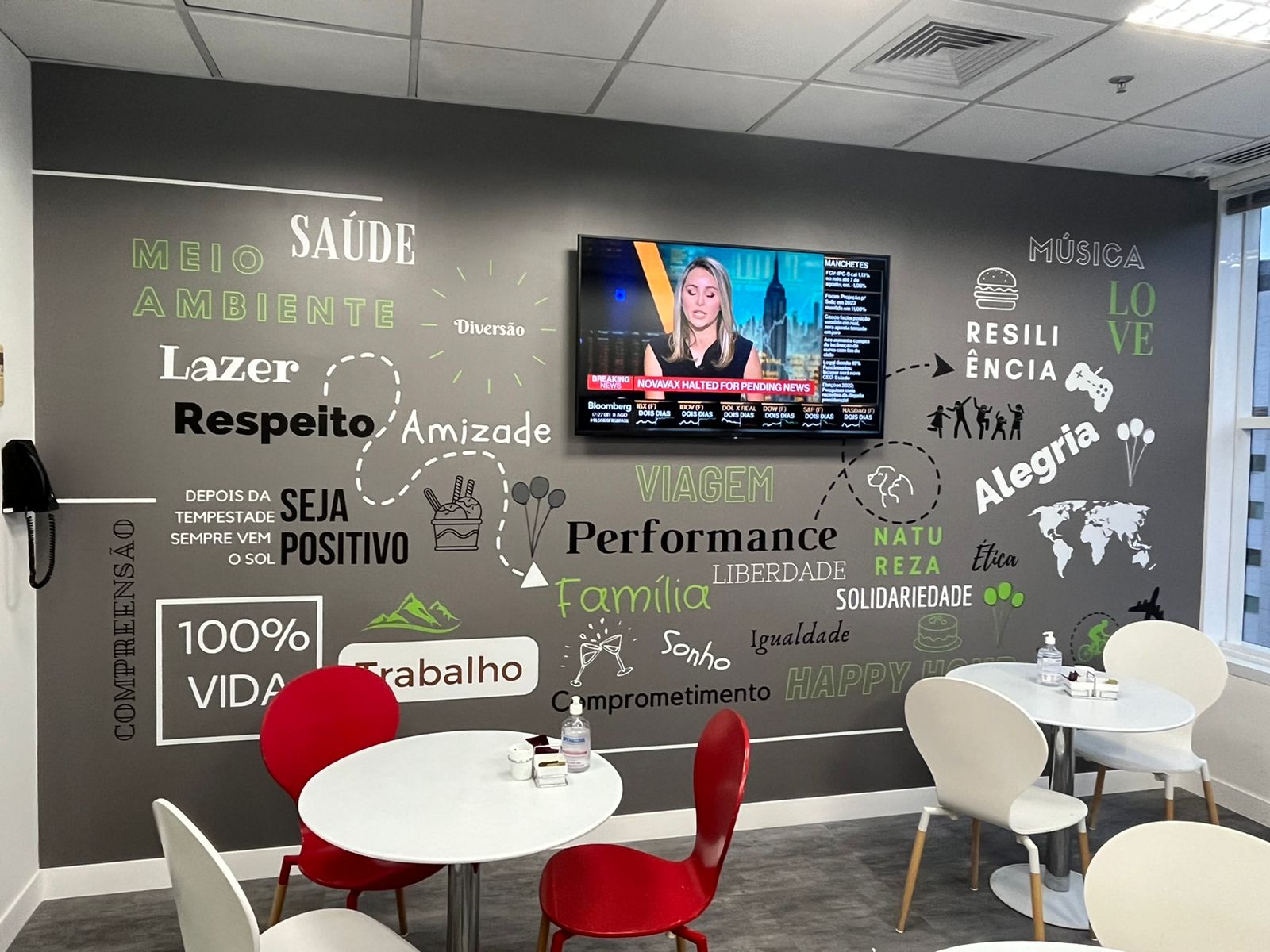 Decoração de parede com adesivo personalizado