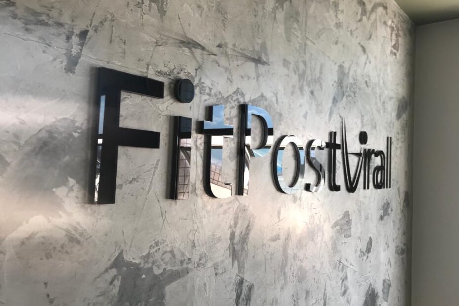 Logo em acrílico para clínica de fisioterapia.