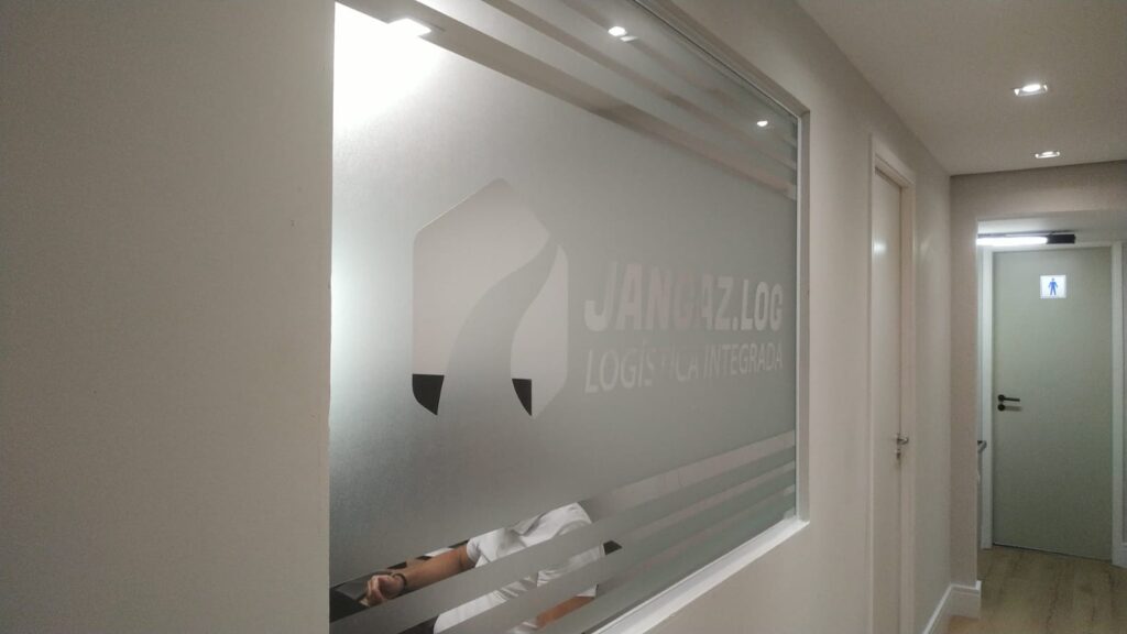 Adesivo para porta jateado com logo recortado.