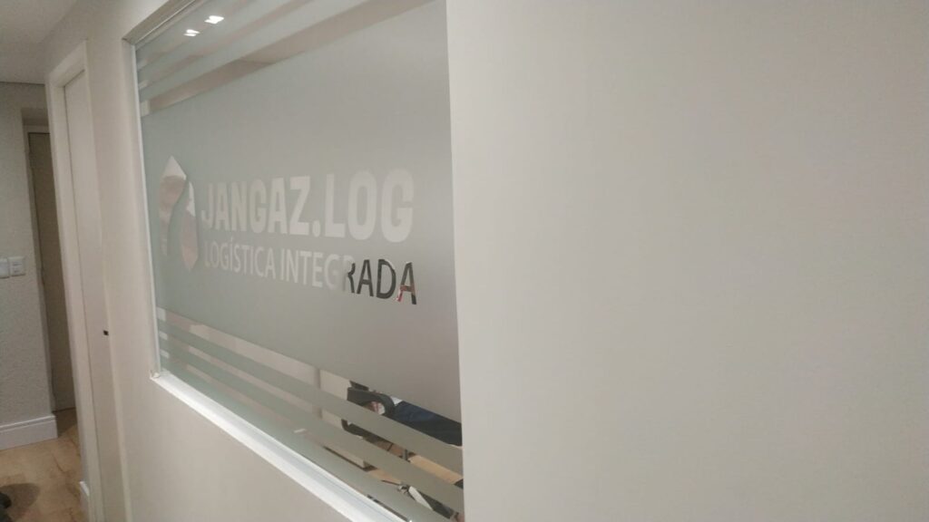 Adesivo para porta jateado com logo recortado.