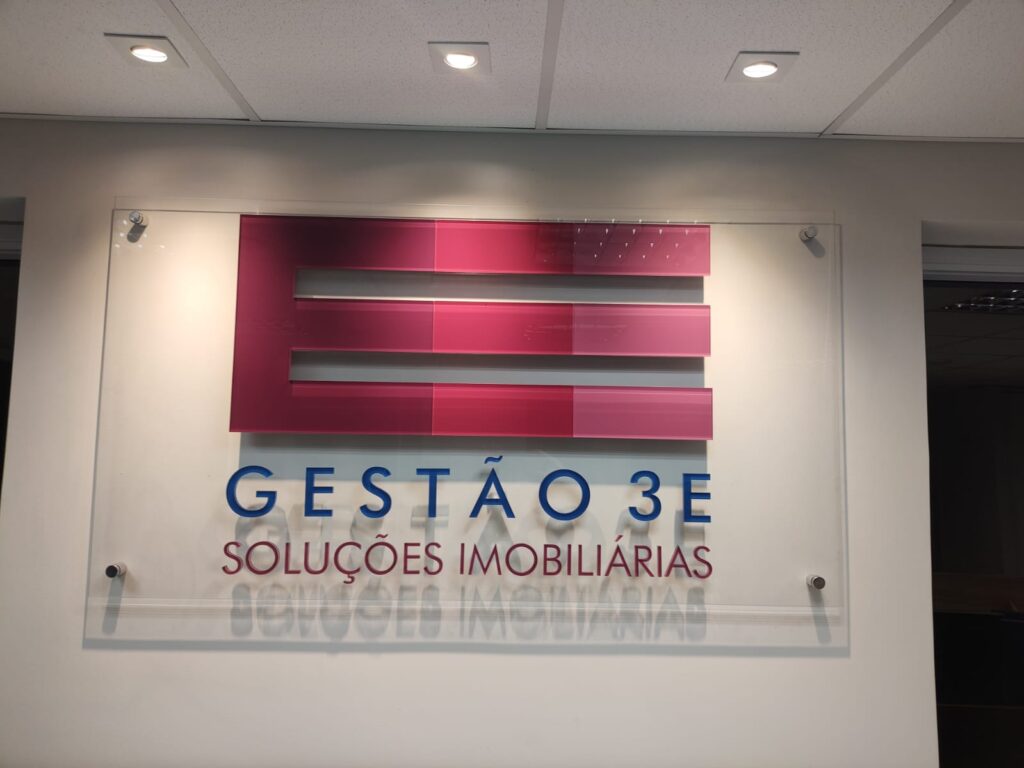 Painel de vidro com logo em acrílico.