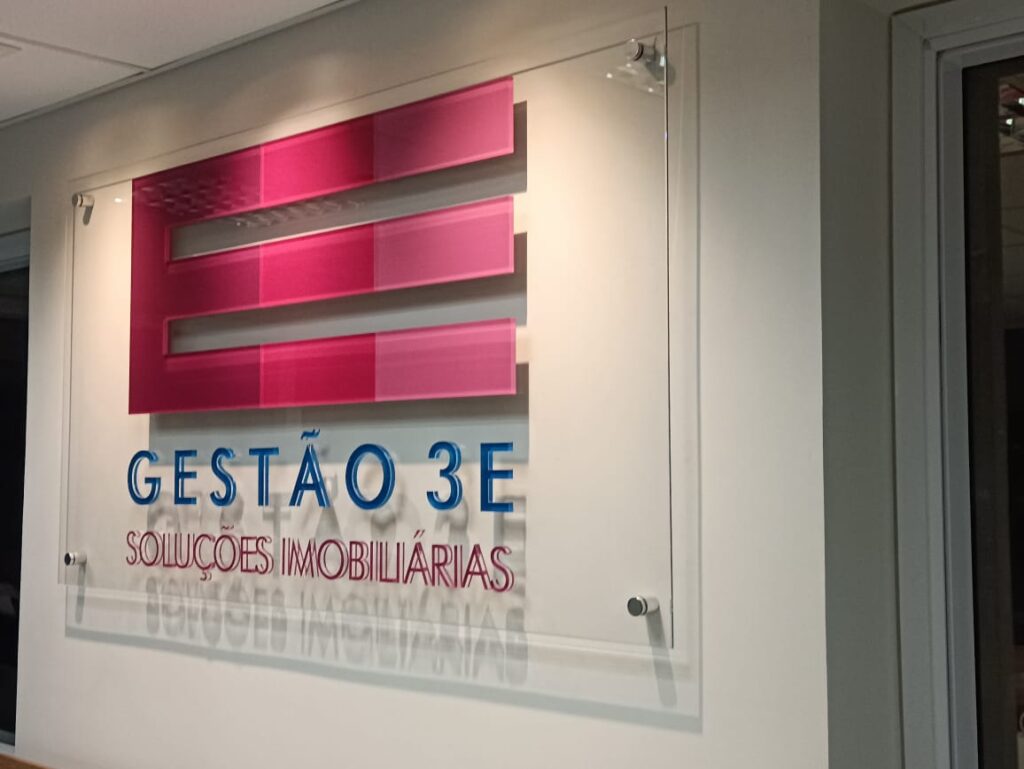 Painel de vidro com logo em acrílico.