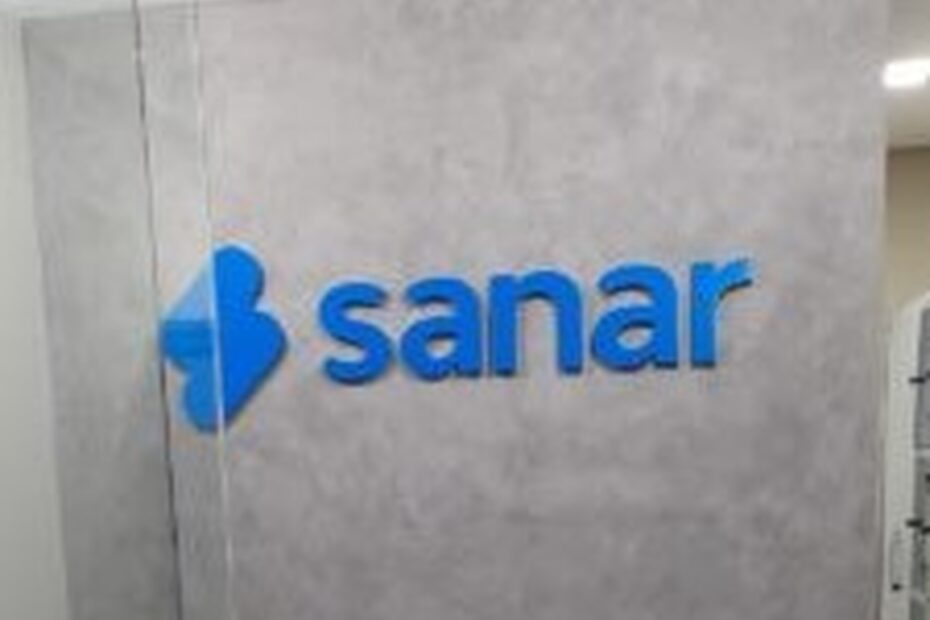letra-caixa em mdf com logotipo da empresa Sanar