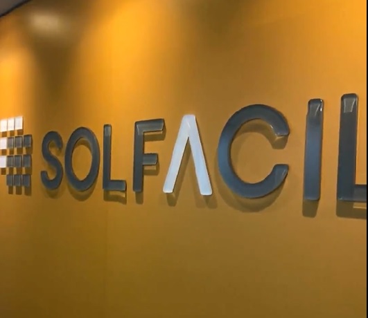 Logo em acrílico 3D. 