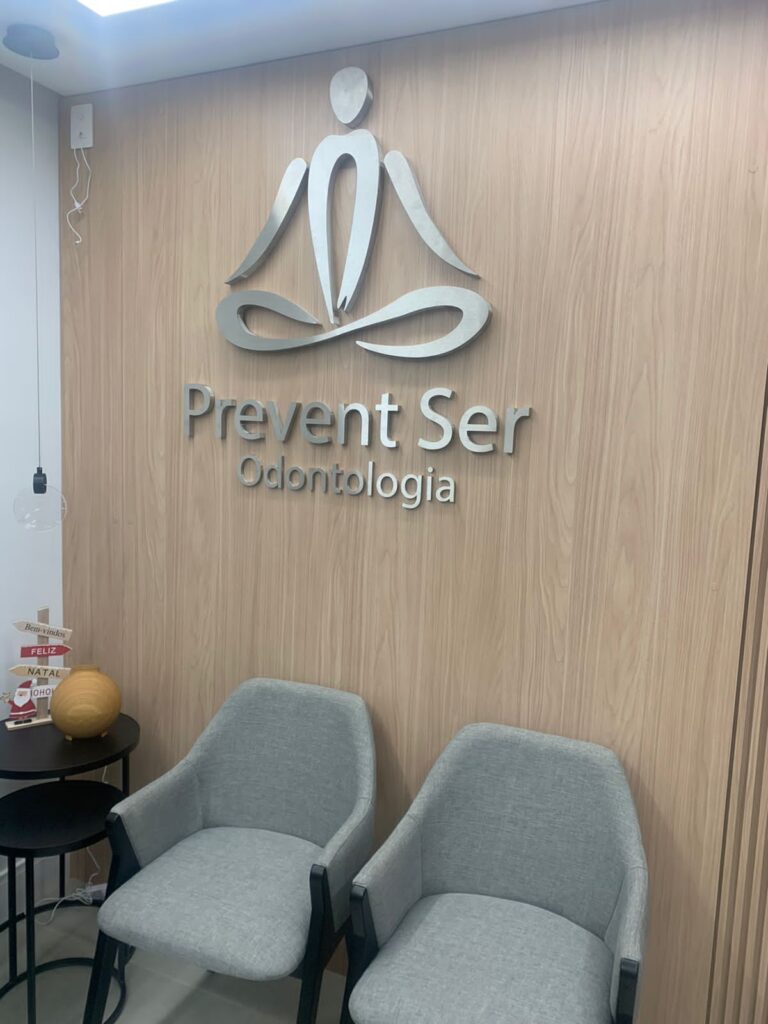 Logotipo em aço escovado para clínica odontológica.