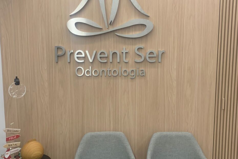 Logotipo em aço escovado para clínica odontológica.