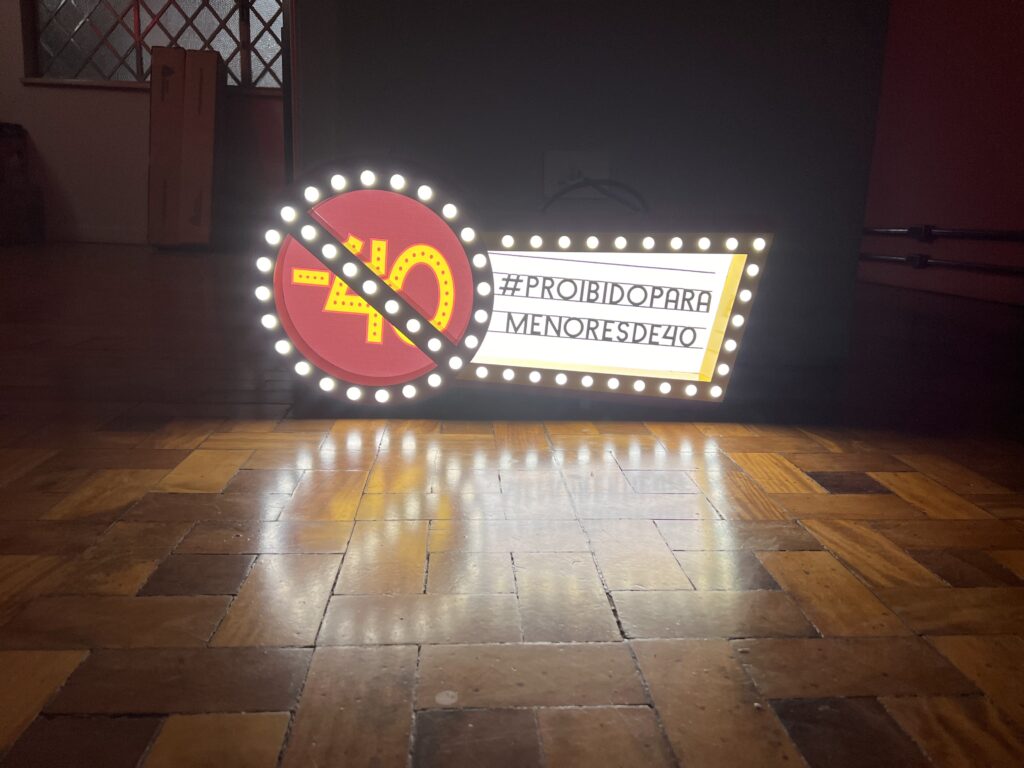 Letreiro para ambientação de podcast.