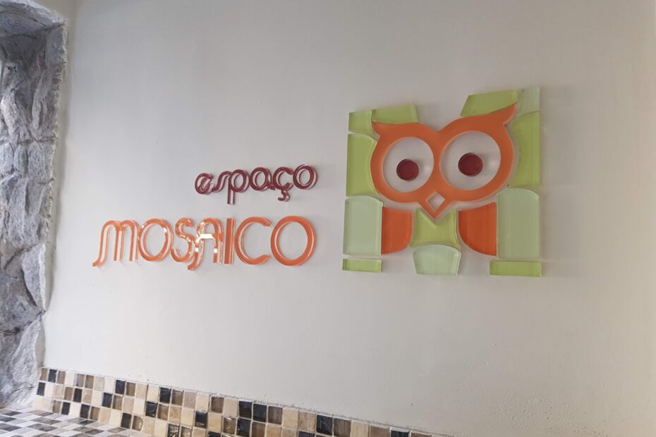 Logotipo em acrílico para parede.