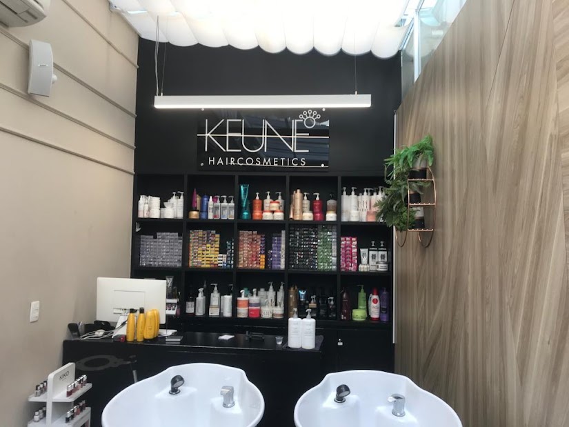 Placa com logo da Keune Haircosmetics.