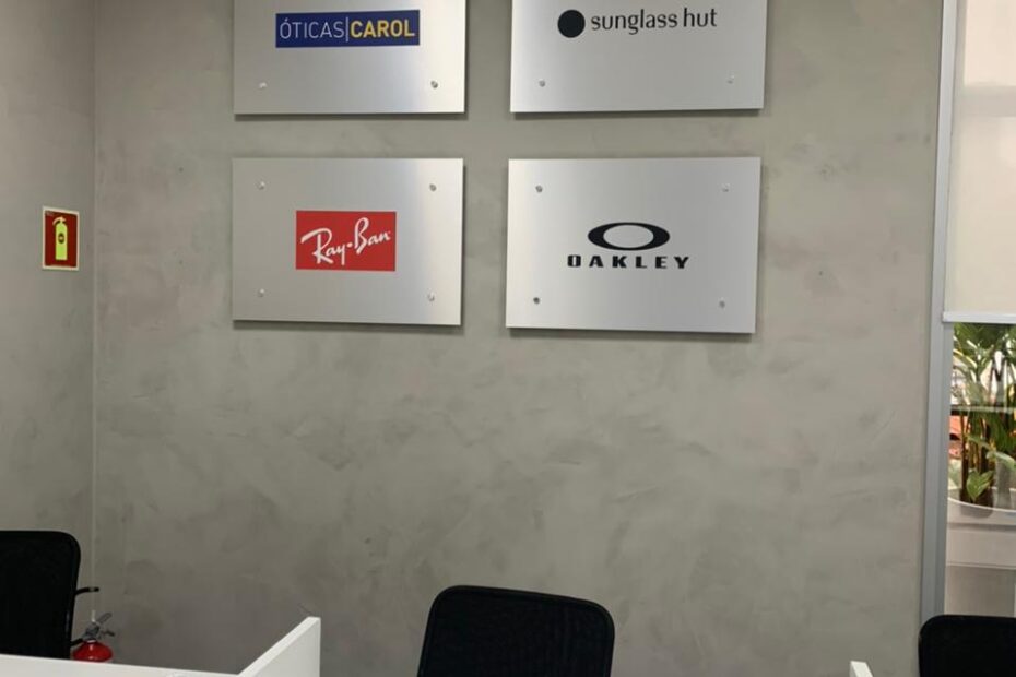 Placas de ACM em aço escovado.