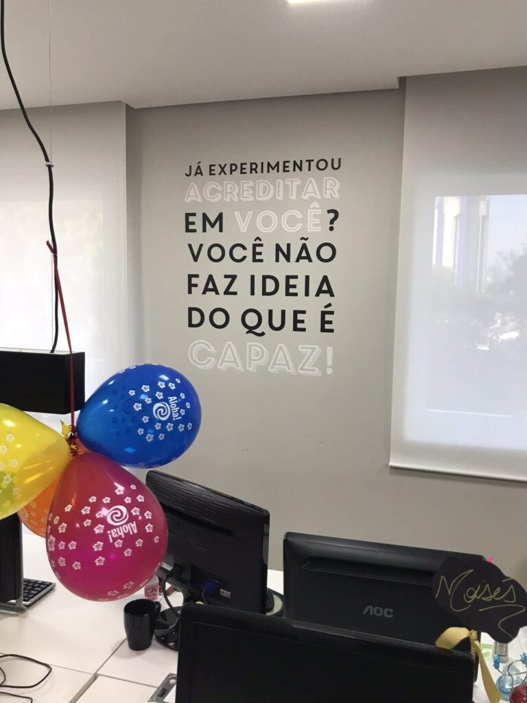 Adesivo personalizado com mensagem.