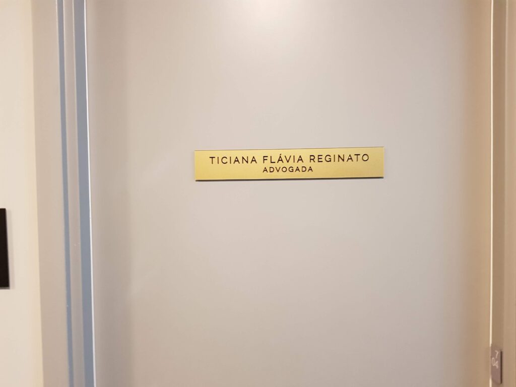 Sinalização de porta.