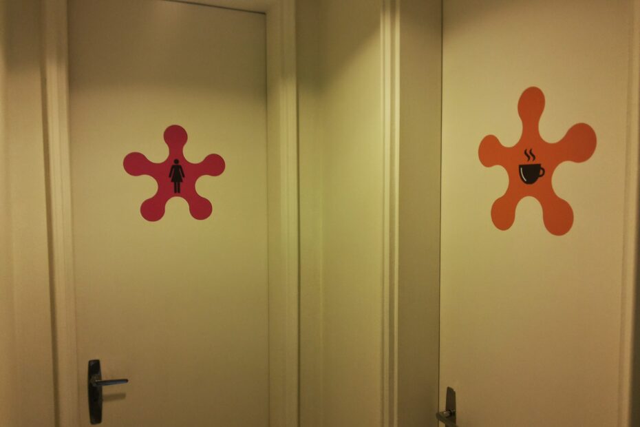 Adesivo de sinalização para porta.