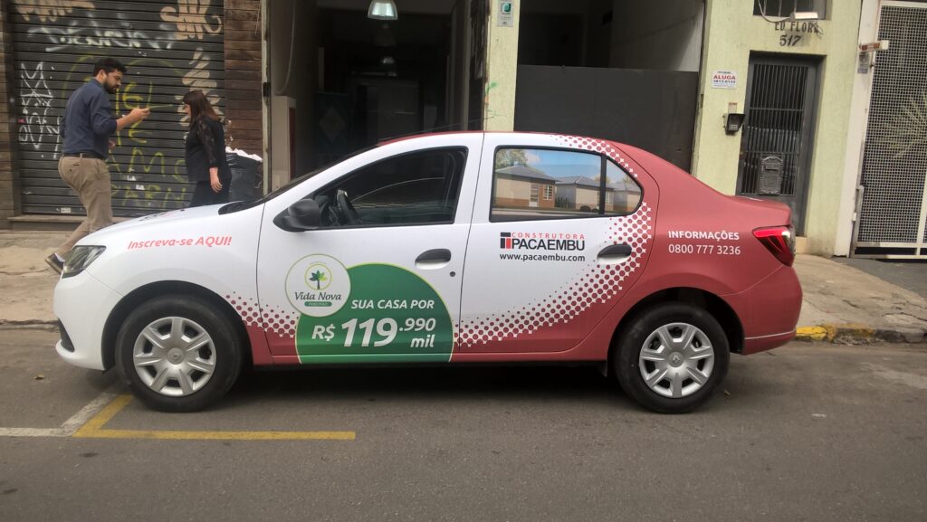 Envelopamento de Renault Logan.