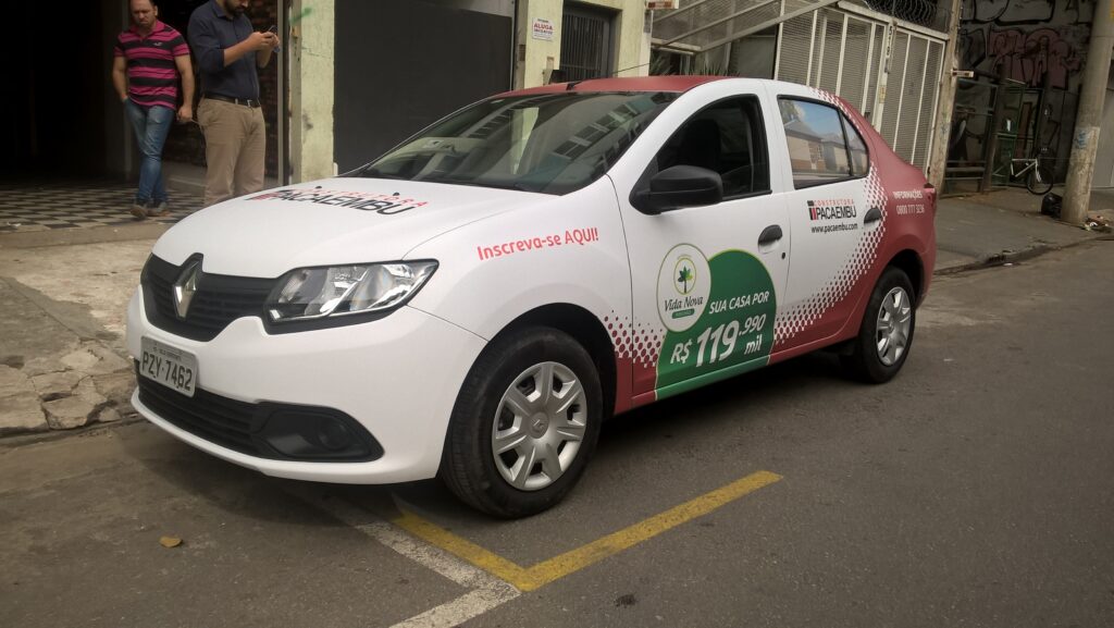 Envelopamento de Renault Logan.