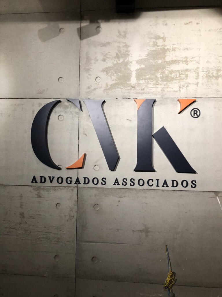 Letra-caixa em chapa galvanizada.