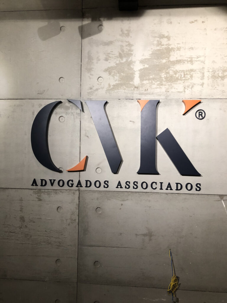 Letra-caixa em chapa galvanizada.