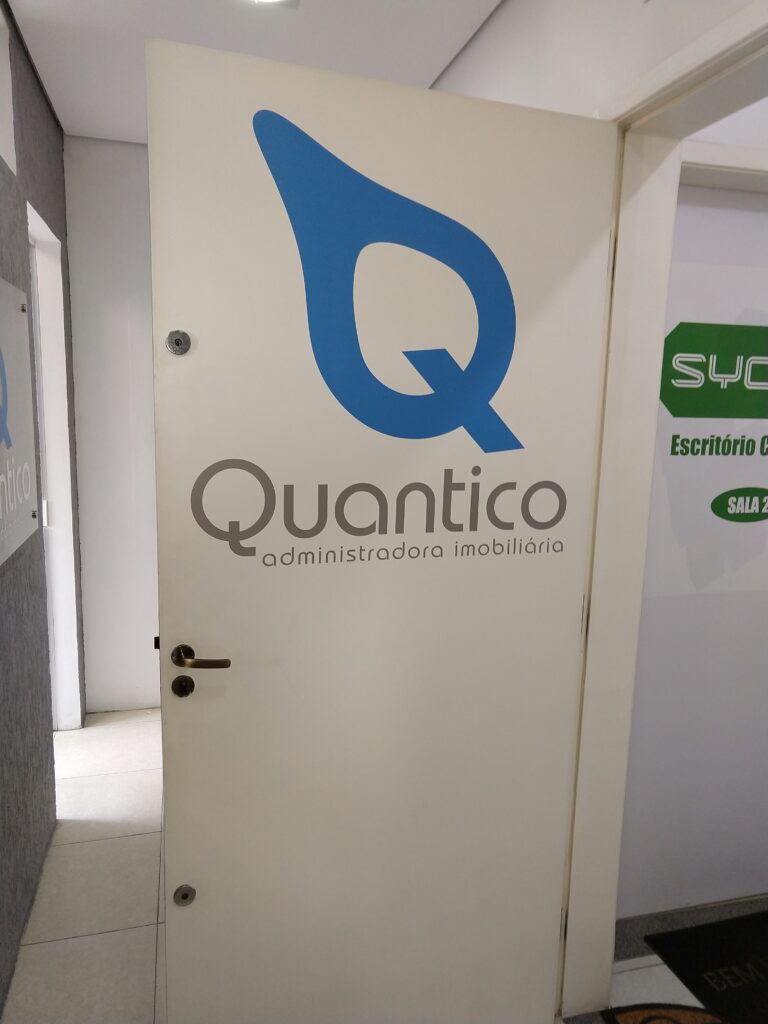 Adesivo de porta para comunicação visual.
