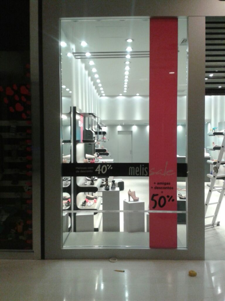 Adesivo de vitrine.