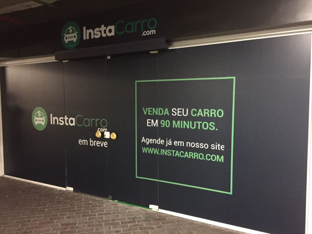Adesivo para vidro impresso.
