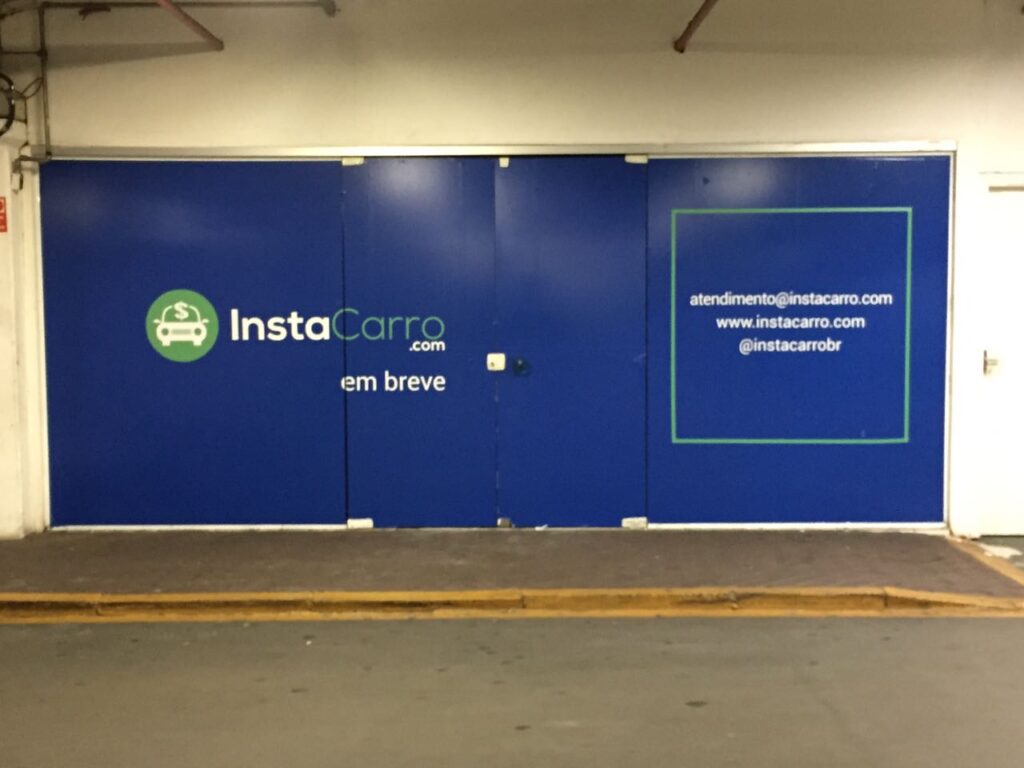 Adesivo para porta e divisória de vidro.