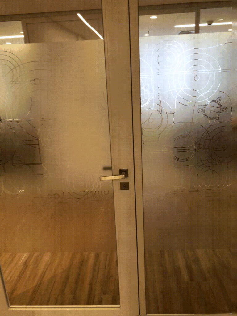 Adesivo jateado para porta de vidro.