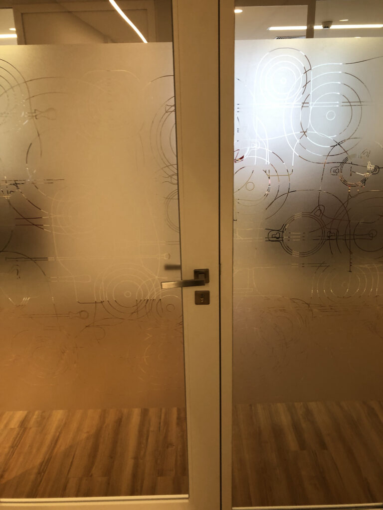 Adesivo para porta de vidro.