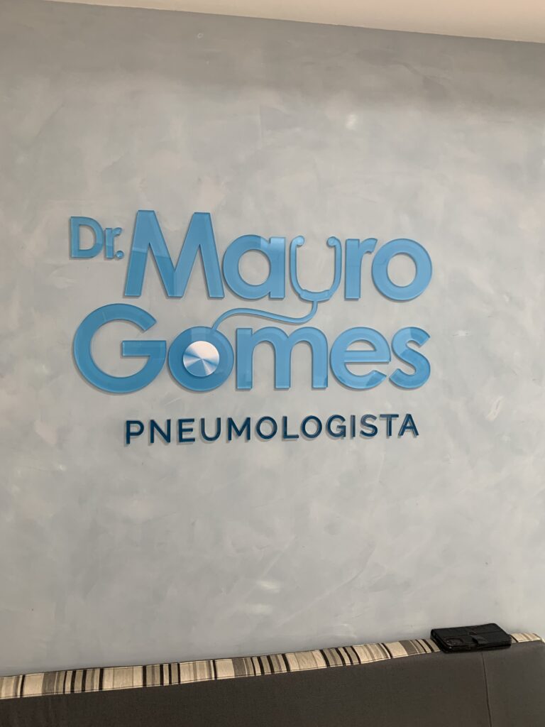 Letra-caixa em acrílico.