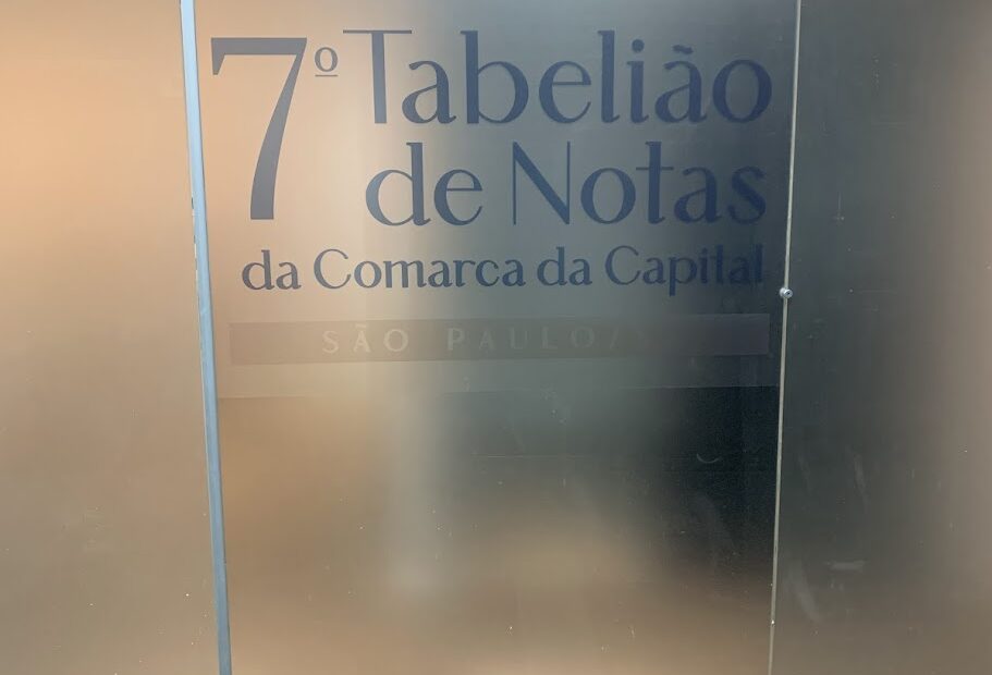 Adesivo jateado com impressão digital.
