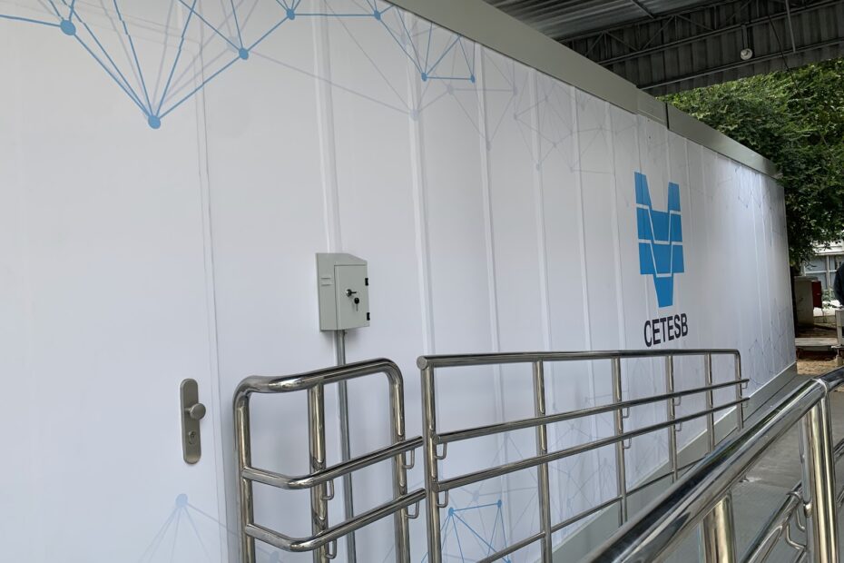 Envelopamento com adesivo impresso em alta resolução de container.