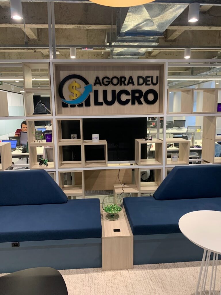 Letra-caixa em MDF.