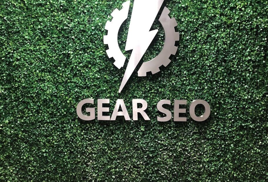Logo em aço escovado aplicado em jardim vertical.