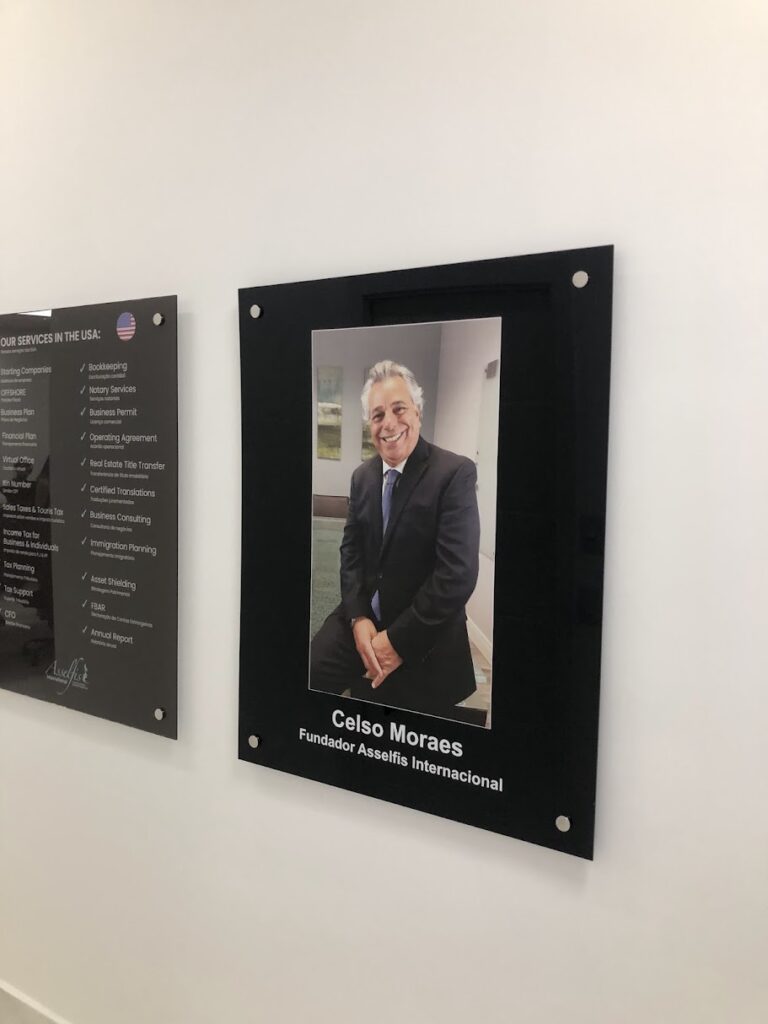 Placa em acrílico cristal com adesivo transparente aplicado no verso.