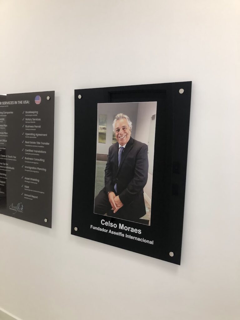 Placa em acrílico cristal com adesivo transparente aplicado no verso.