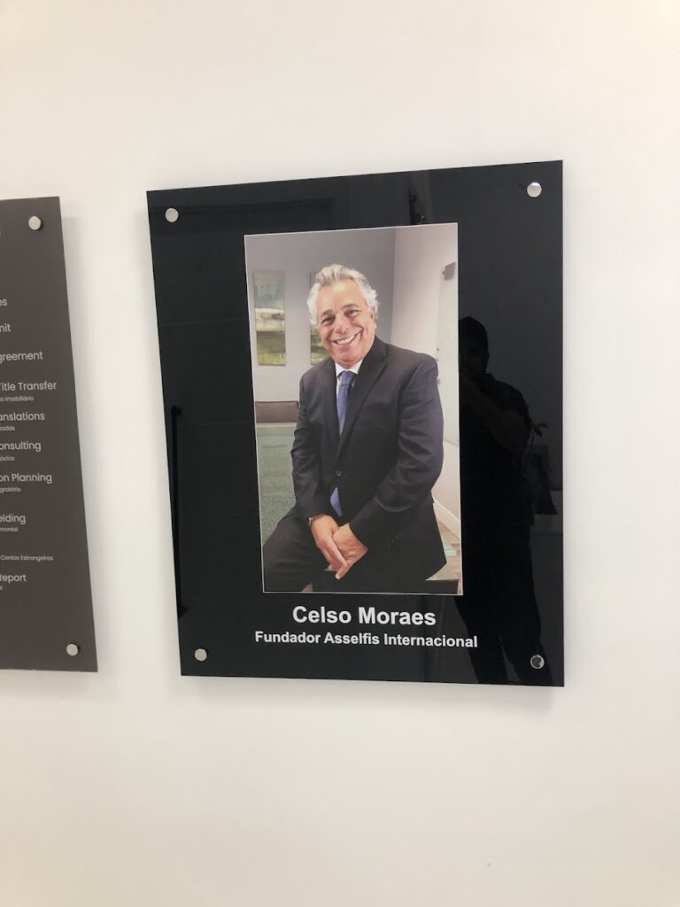 Placa em acrílico cristal com adesivo transparente aplicado no verso.