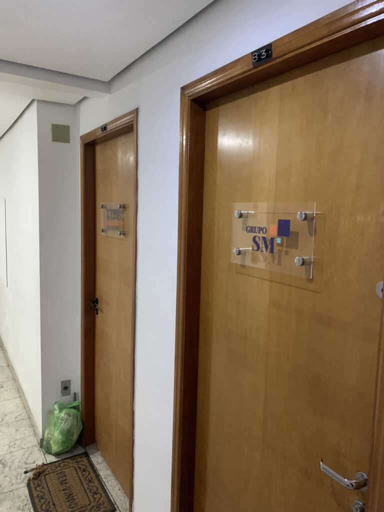 Placa de acrílico com espaçadores em aço inox.