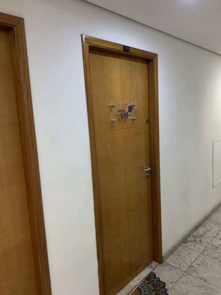Placa de acrílico com espaçadores em aço inox.