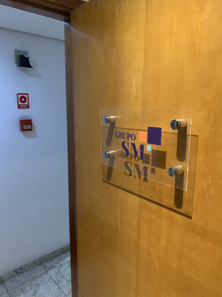 Placa de acrílico com espaçadores em aço inox.