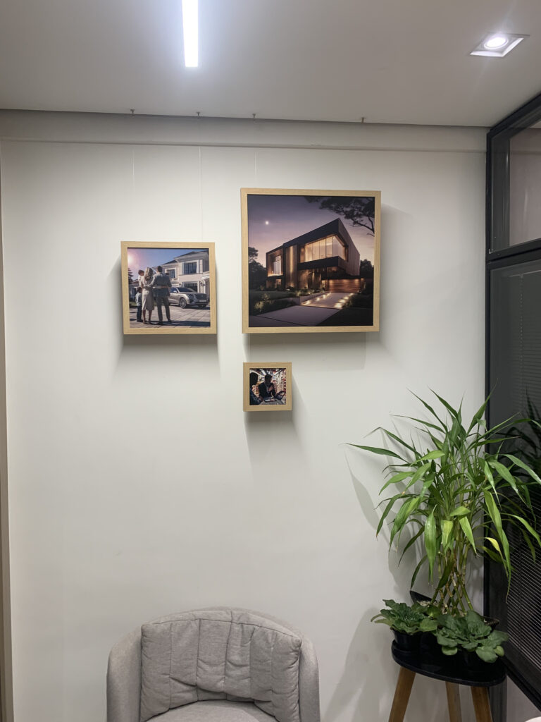 Quadros suspensos com cabo de aço.