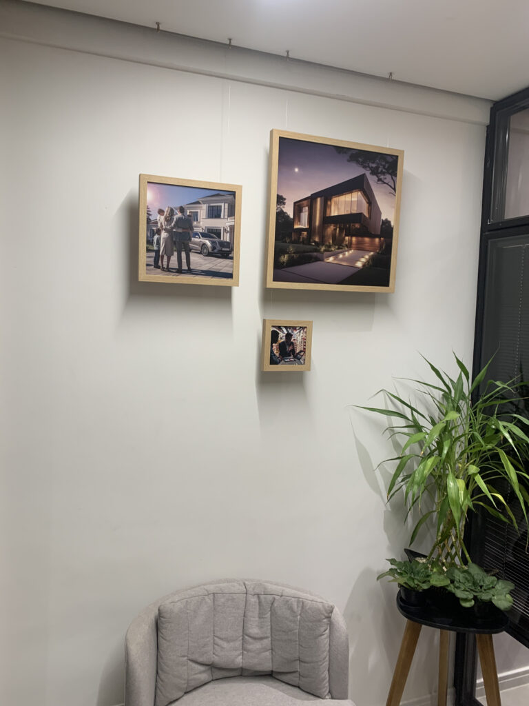 Quadros suspensos com cabo de aço.