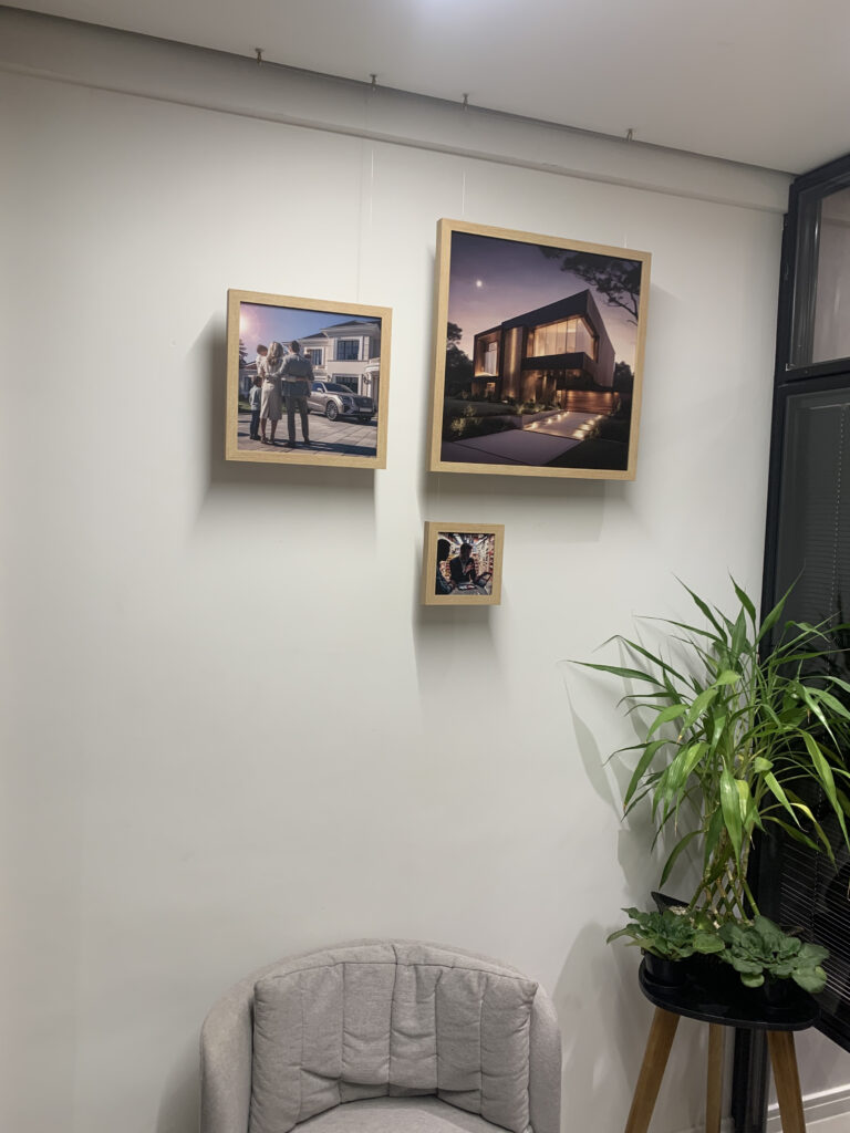 Quadros suspensos com cabo de aço.