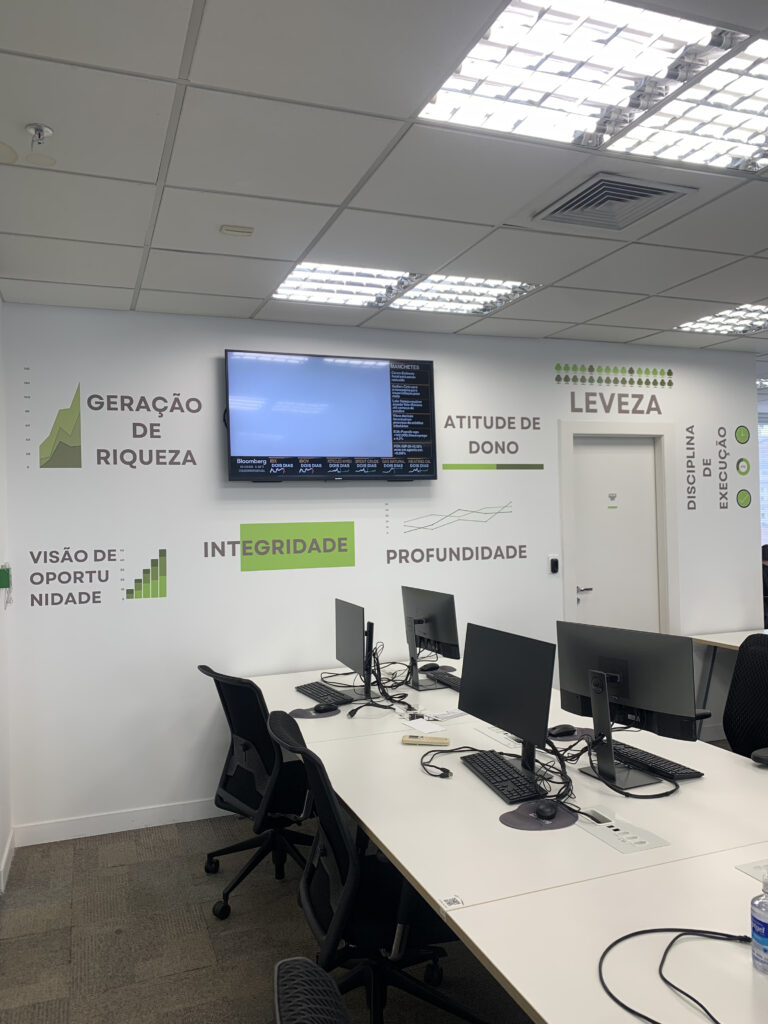 Adesivos impressos em HP látex.