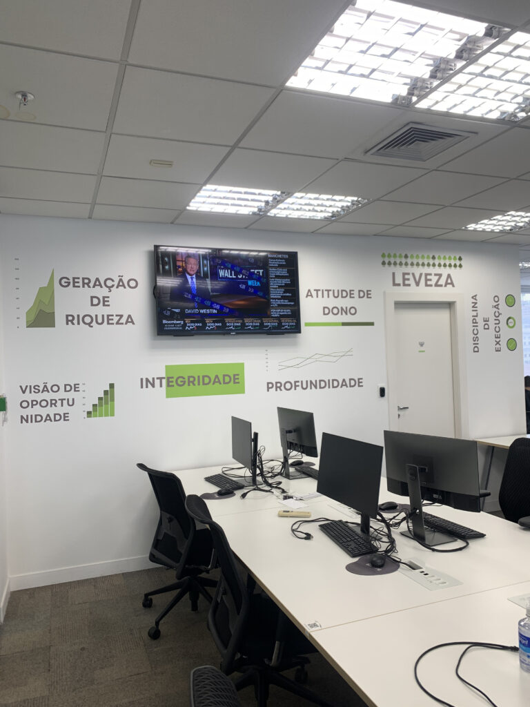 Adesivos impressos em HP látex.
